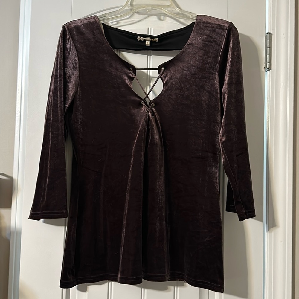 Gimmicks dark burgundy/purple velvet top